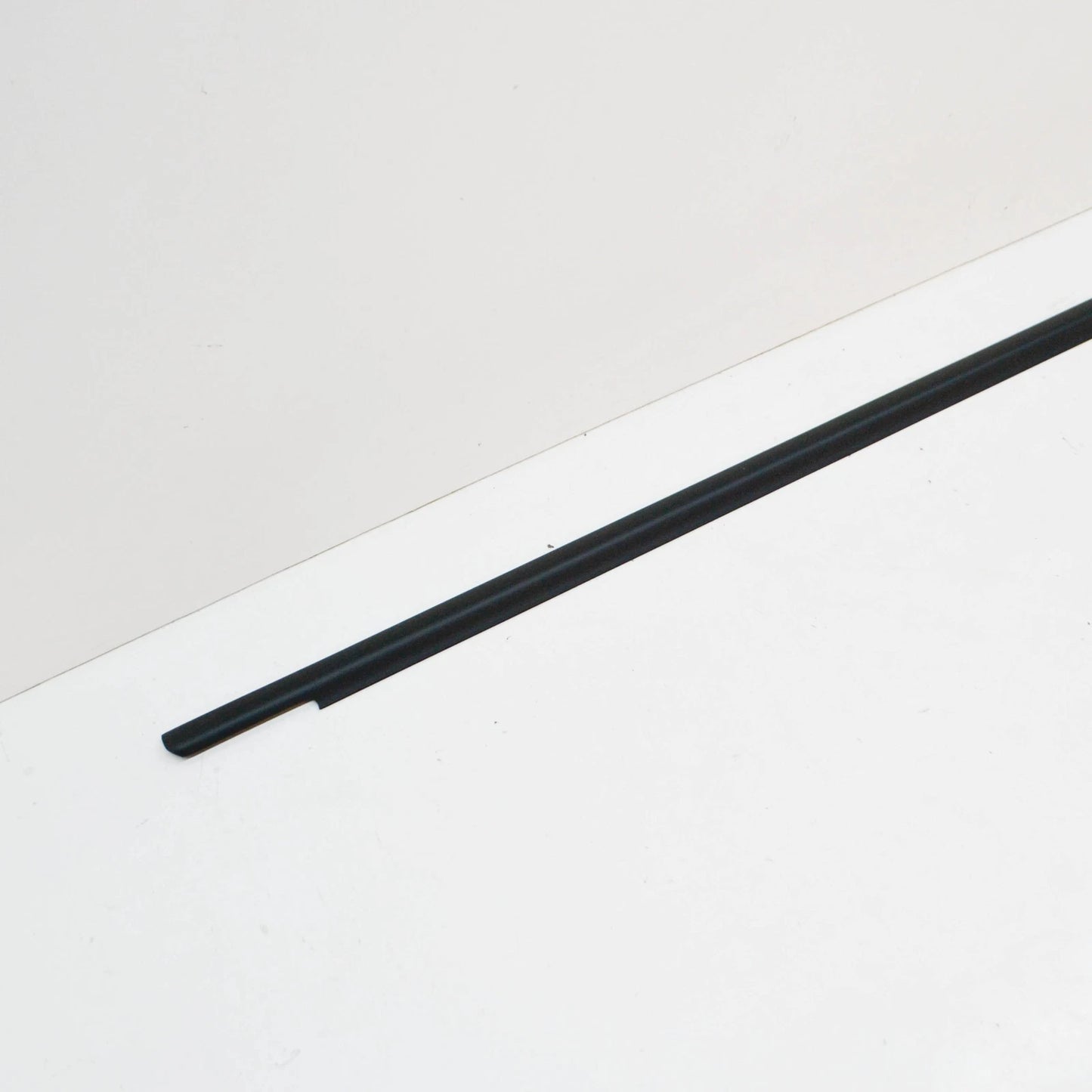 NEW MERCEDES-BENZ A W169 FRONT LEFT DOOR WINDOW SEALING RAIL A1697252765