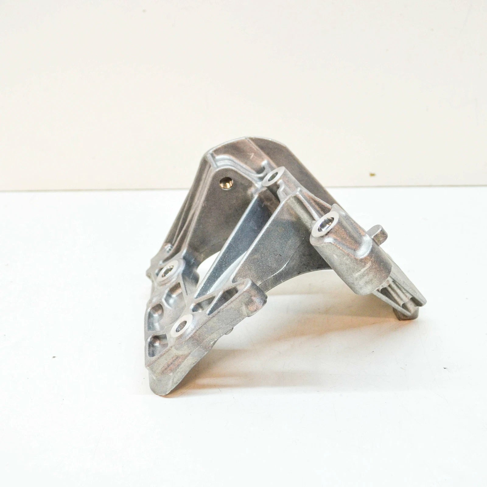 NEW AUDI Q7 4M ALTERNATOR BRACKET MOUNT 06M903143AJ