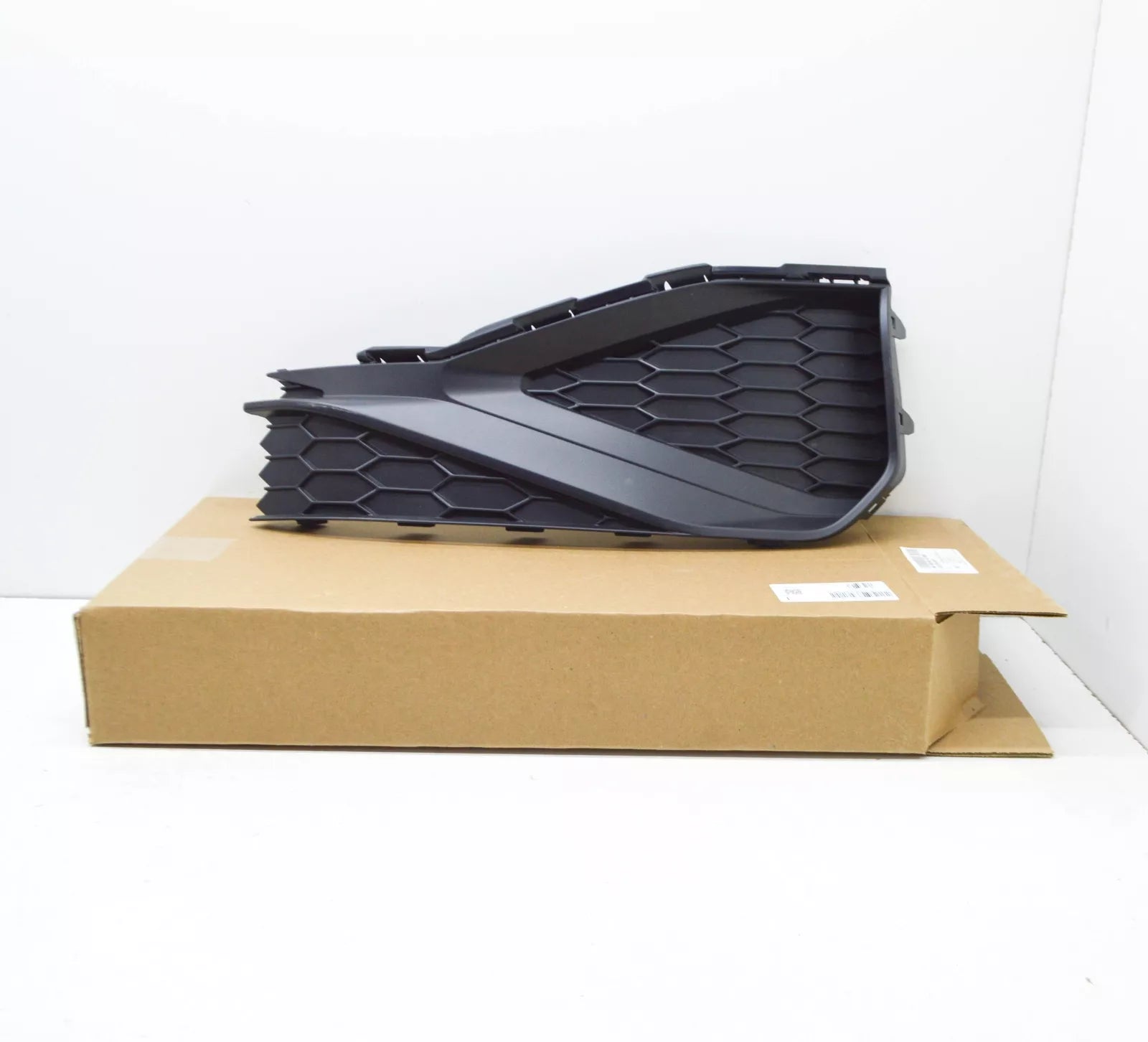 NEW VOLKSWAGEN PASSAT B8 FRONT LEFT BUMPER GRILLE 561853665AC9B9