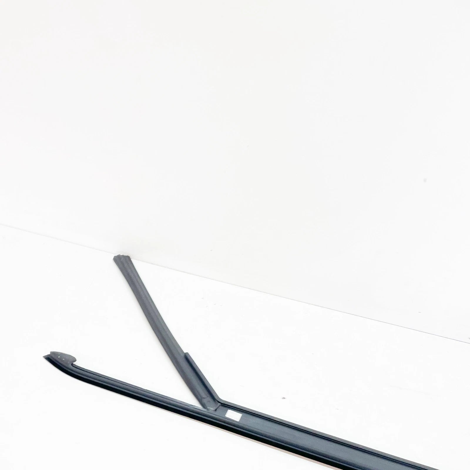 NEW MERCEDES-BENZ A W176 FRONT LEFT DOOR WINDOW GUIDE RAIL A1767251100 ORIGINAL