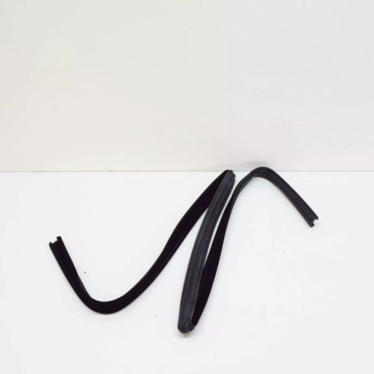 NEW MERCEDES-BENZ SALOON W123 REAR DOOR WINDOW RUN A1237350125