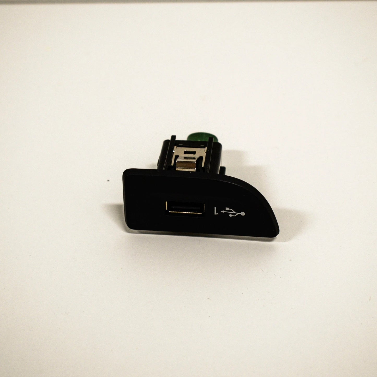 NEW AUDI A3 8V AUDIO AUXILIARY JACK INTERFACE USB PORT LHD 8V1035726