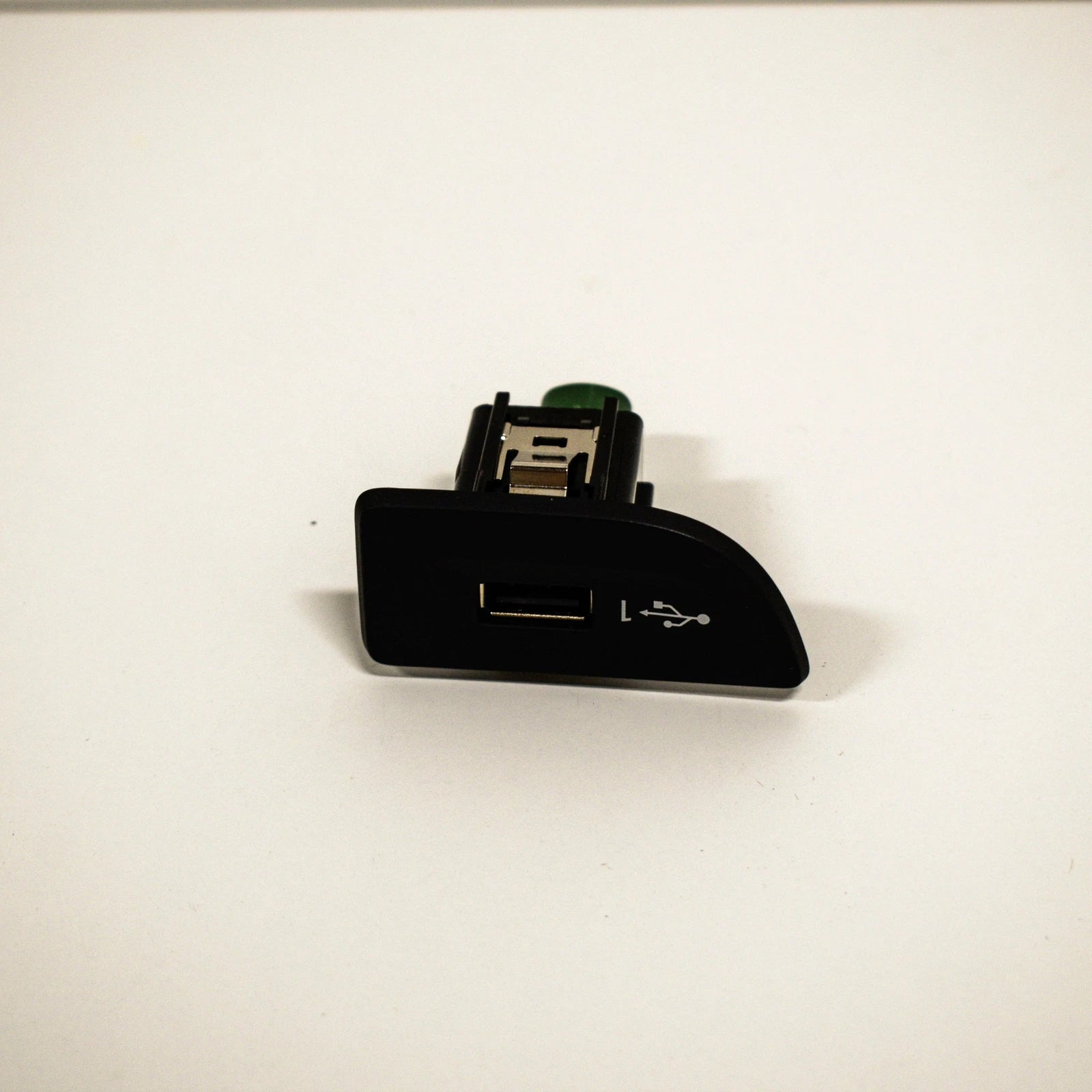 NEW AUDI A3 8V AUDIO AUXILIARY JACK INTERFACE USB PORT LHD 8V1035726