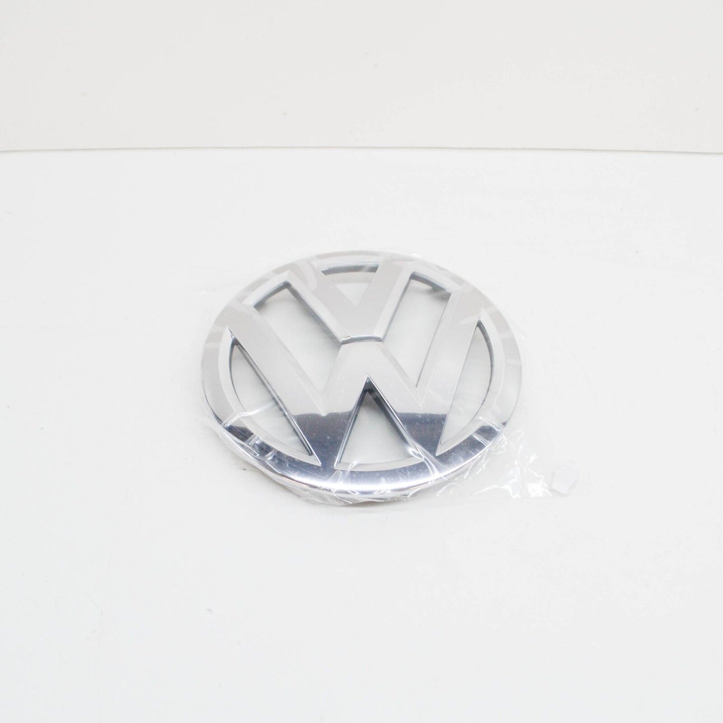 NEW VW TOUAREG 7P FRONT RADIATOR GRILLE EMBLEM 7P6853601AULM ORIGINAL