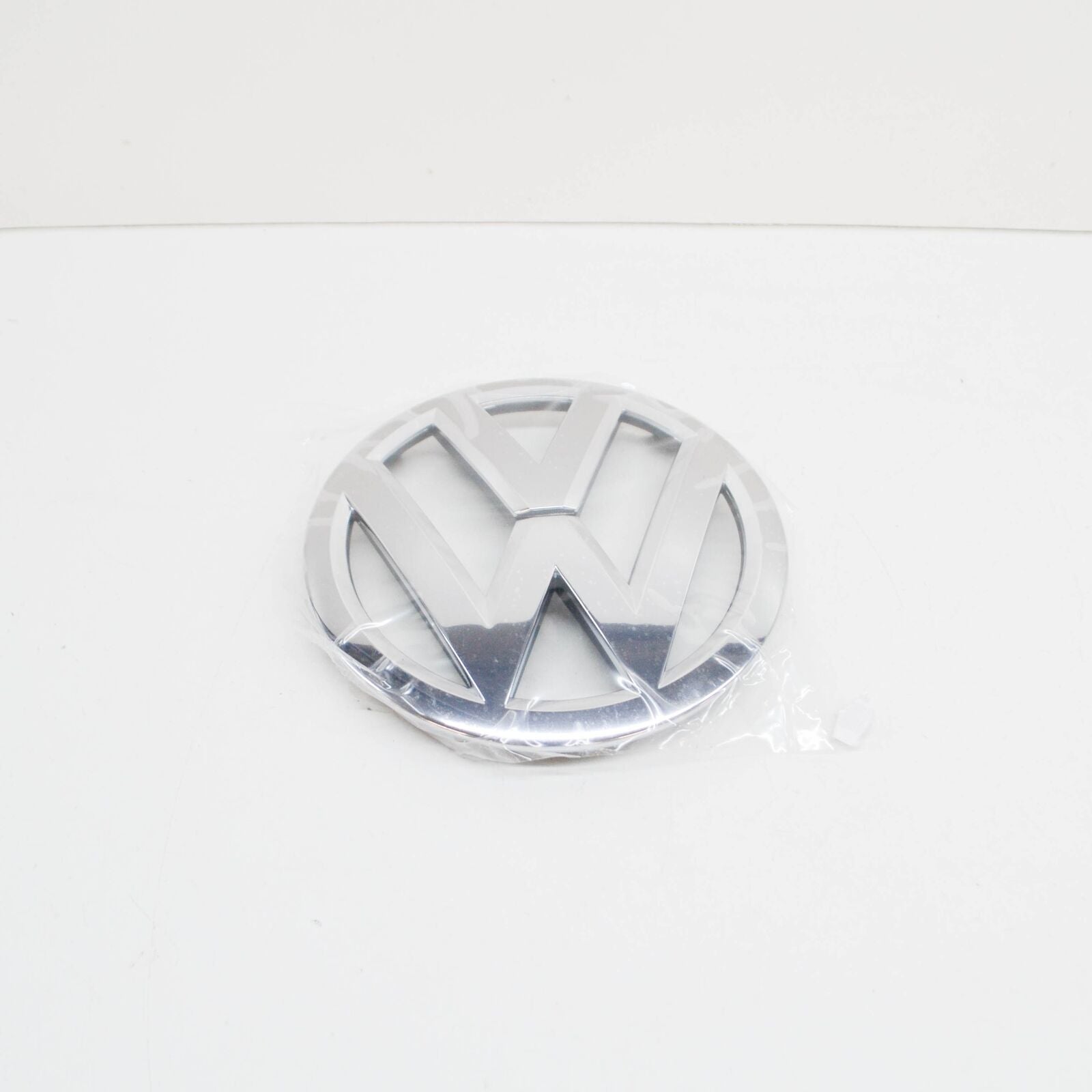 NEW VW TOUAREG 7P FRONT RADIATOR GRILLE EMBLEM 7P6853601AULM ORIGINAL