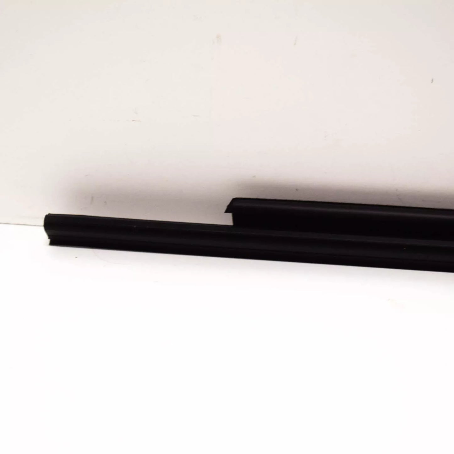 NEW BMW 5 E34 FRONT RIGHT DOOR OUTER WEATHER STRIP 51211944346 ORIGINAL