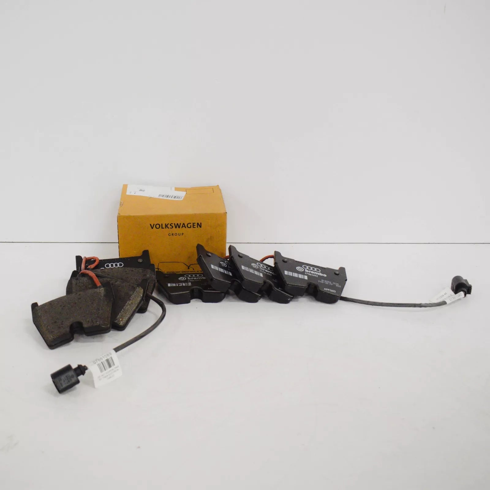 NEW AUDI A3 RS3 SPORTBACK 8V FRONT BRAKE PAD SET 8V0698151L ORIGINAL