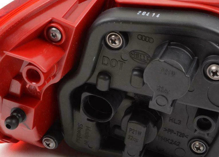 NEW AUDI A4 B8 REAR RIGHT TAILLIGHT 8K5945096AB ORIGINAL