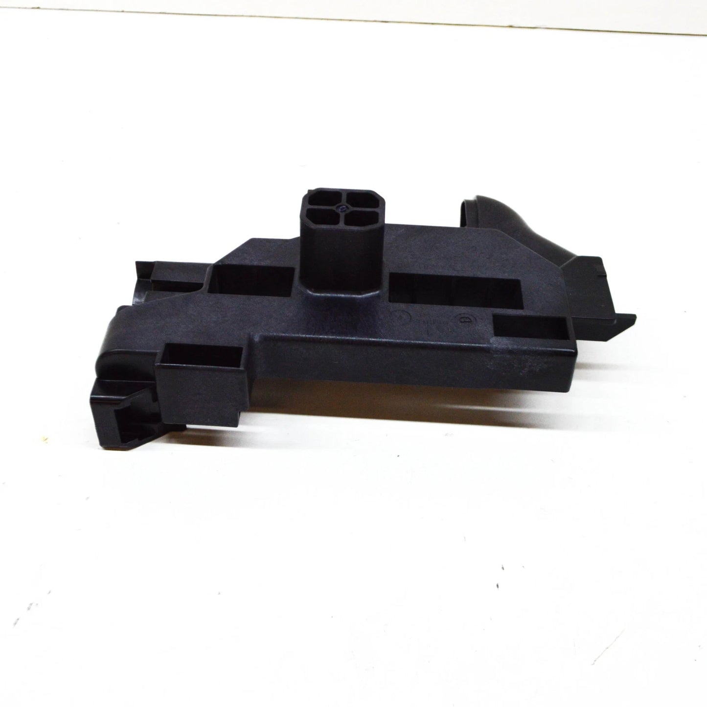 NEW BMW 5 G30 LEFT LOWER COOLANT RADIATOR HOLDER 17118632129 ORIGINAL