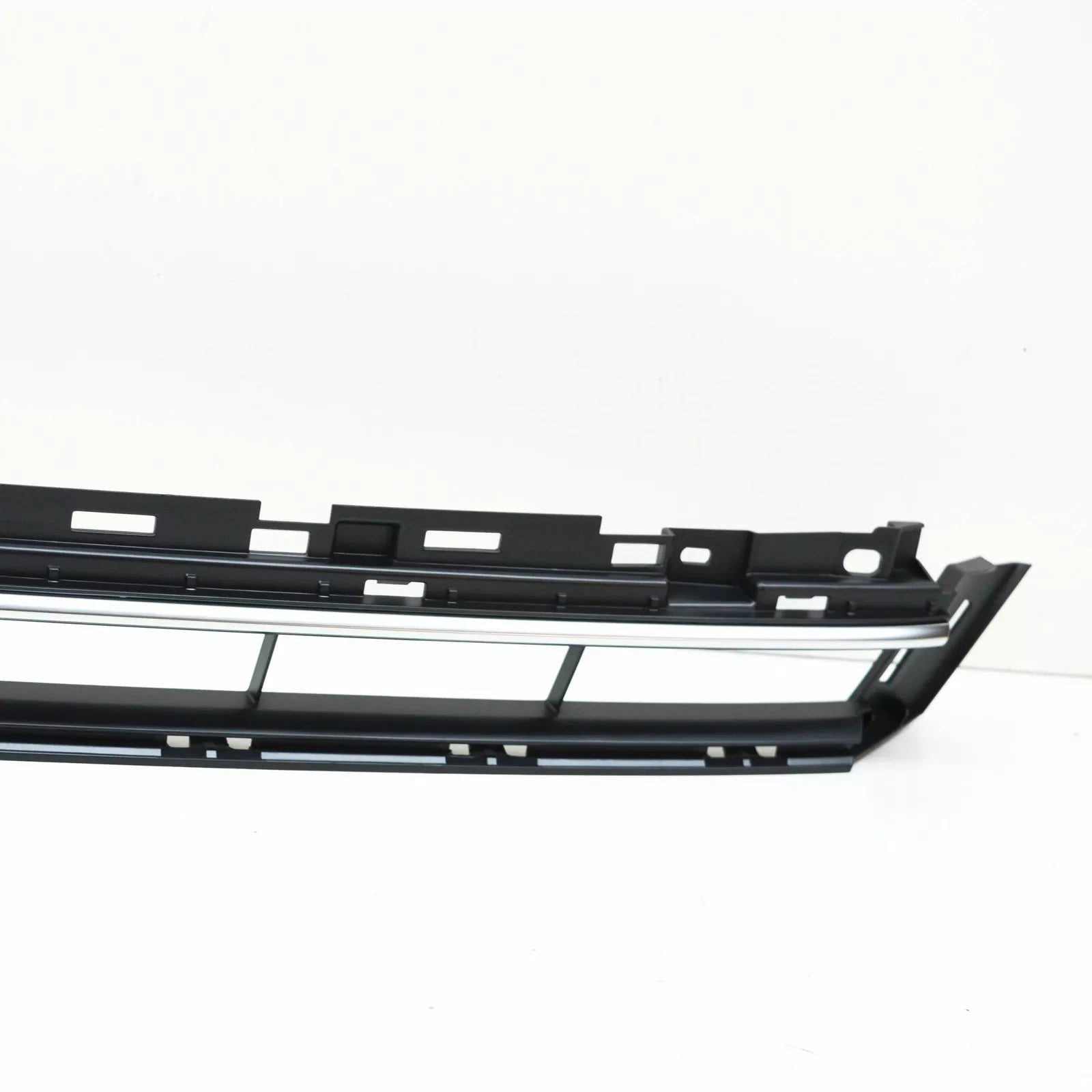 NEW AUDI A4 B9 FRONT BUMPER LOWER GRILLE 8W6807683ARU6 2017