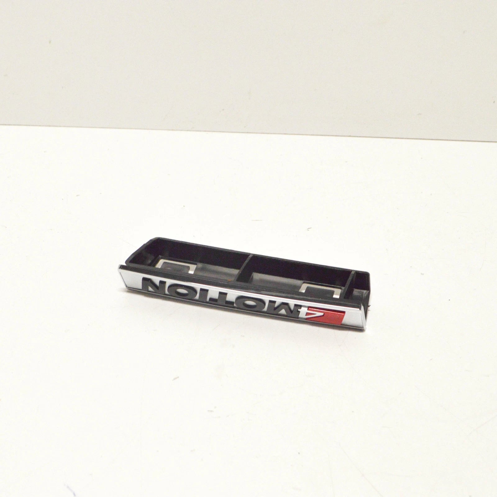 NEW VOLKSWAGEN CRAFTER FRONT BUMPER GRILLE EMBLEM 7C0853948MGM