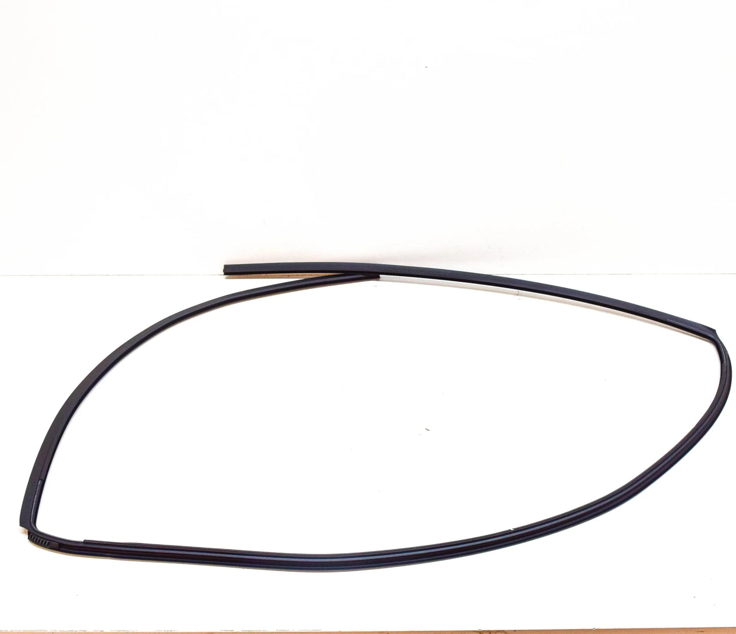 NEW BMW 3 COMPACT E46 EXTERIOR WINDSHIELD MOULDING TRIM 51318252386 ORIGINAL