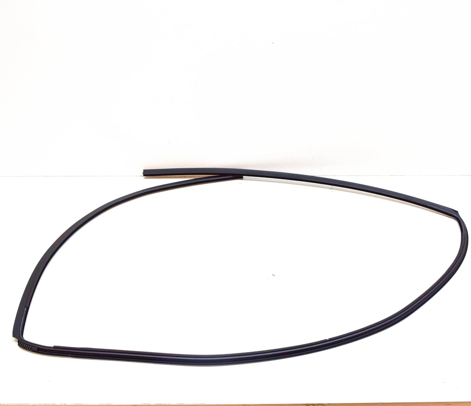 NEW BMW 3 COMPACT E46 EXTERIOR WINDSHIELD MOULDING TRIM 51318252386 ORIGINAL