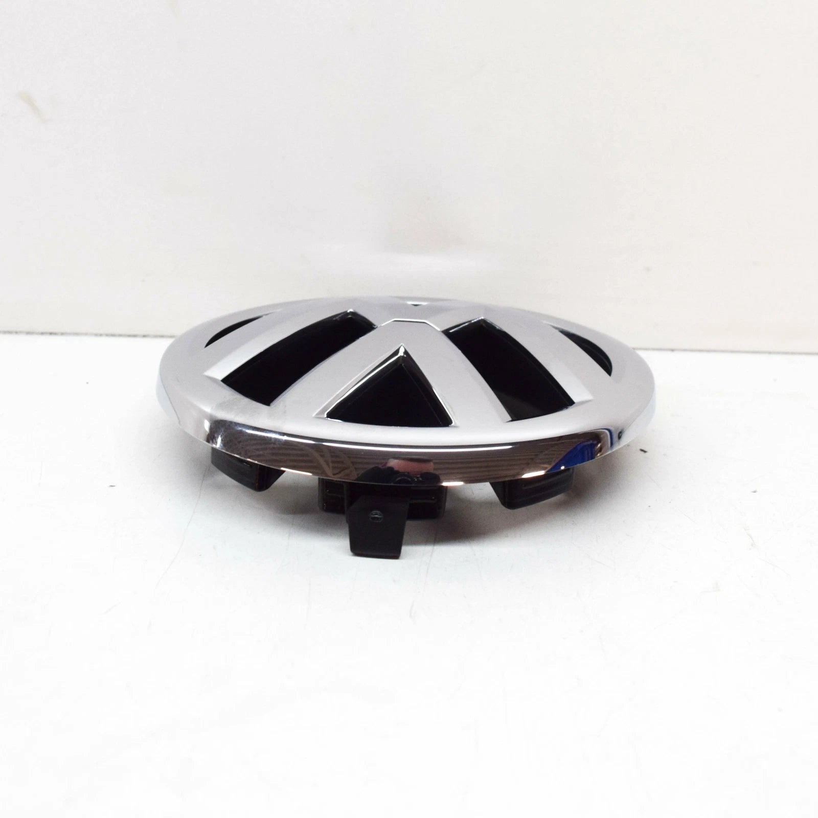 NEW VOLKSWAGEN EOS 1F BONNET BADGE 1Q0853601739