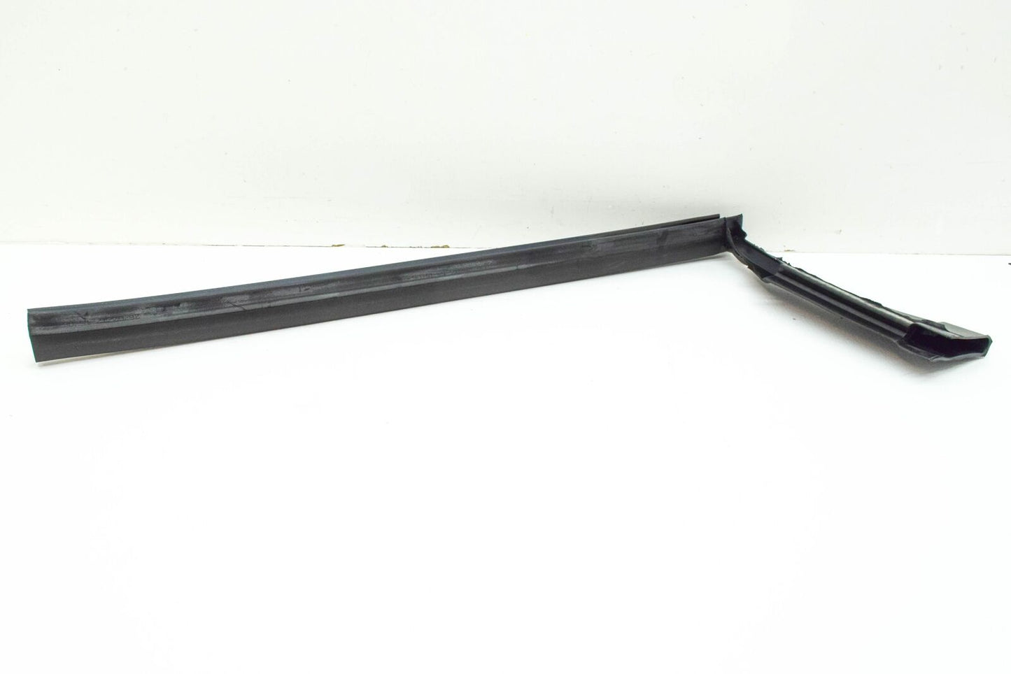 NEW MERCEDES-BENZ CLS C218 LEFT SIDE WHEELHOUSE MEMBER SEAL A2186280098 ORIGINAL