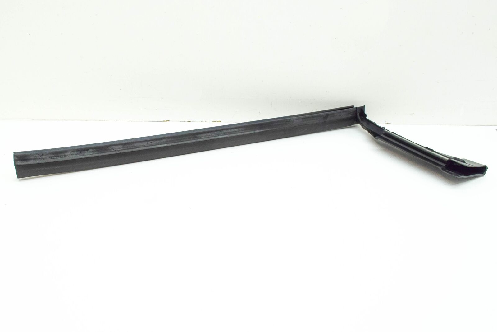 NEW MERCEDES-BENZ CLS C218 LEFT SIDE WHEELHOUSE MEMBER SEAL A2186280098 ORIGINAL