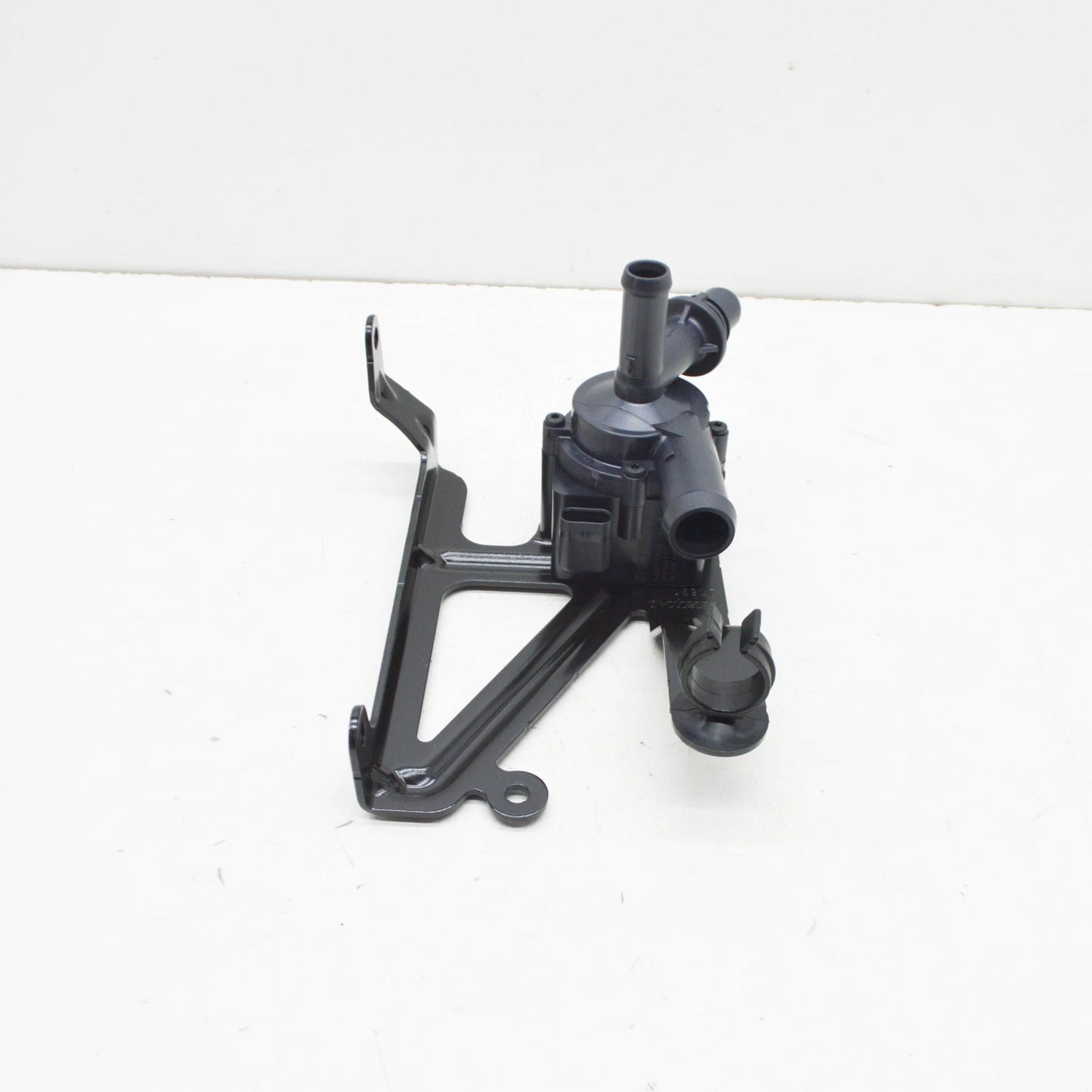 NEW BMW 1 F20 ADDITIONAL WATER PUMP 11515A36585 ORIGINAL