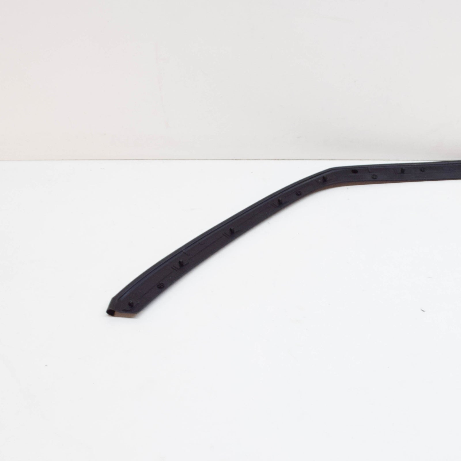 new audi q7 4m front bonnet hood weather strip 	4m0823126 original