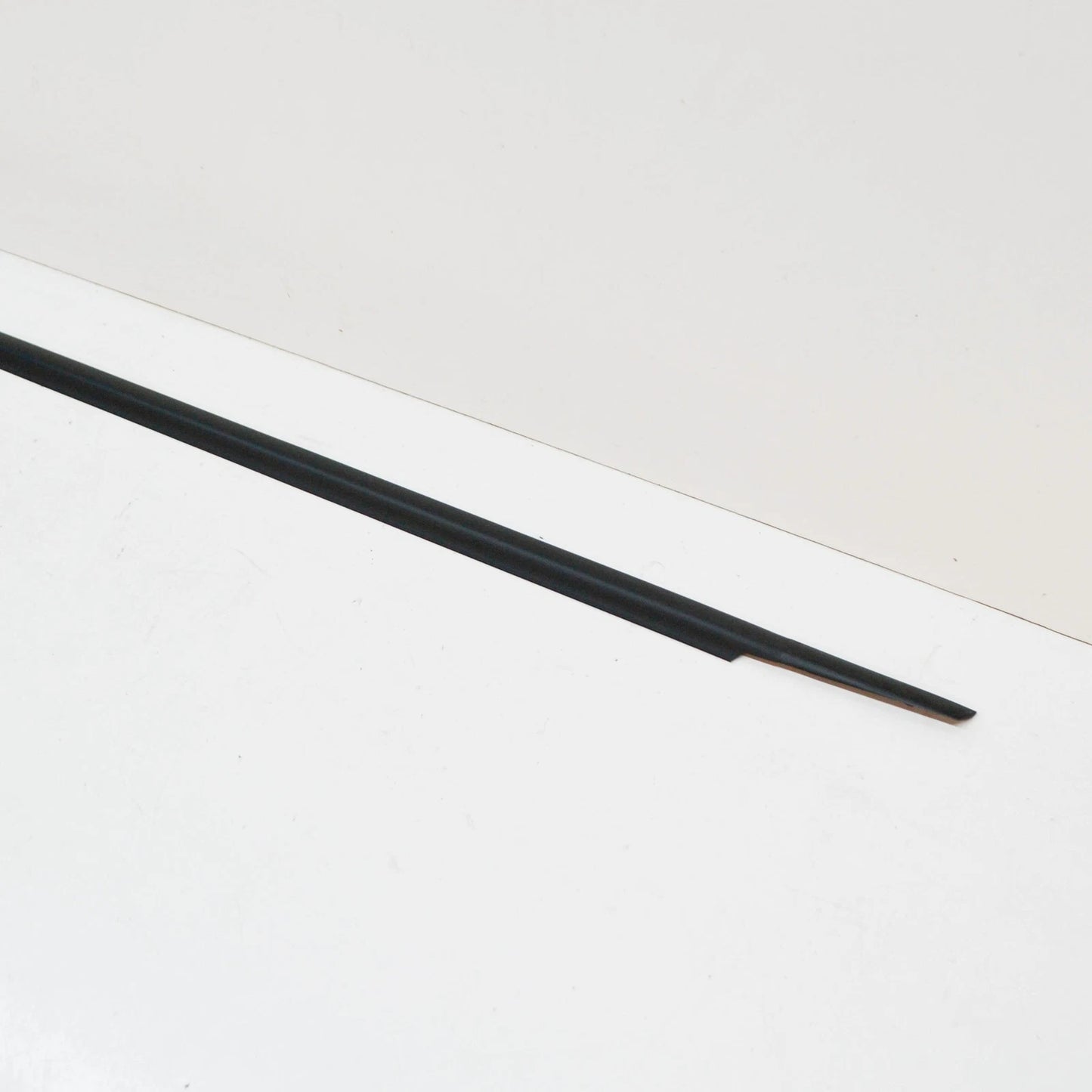 NEW MERCEDES-BENZ A W169 FRONT LEFT DOOR WINDOW SEALING RAIL A1697252765