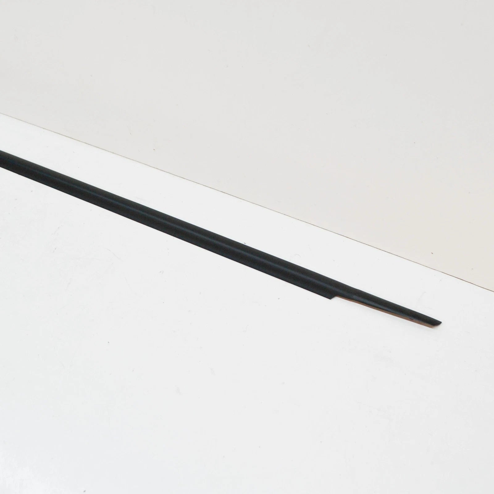 NEW MERCEDES-BENZ A W169 FRONT LEFT DOOR WINDOW SEALING RAIL A1697252765