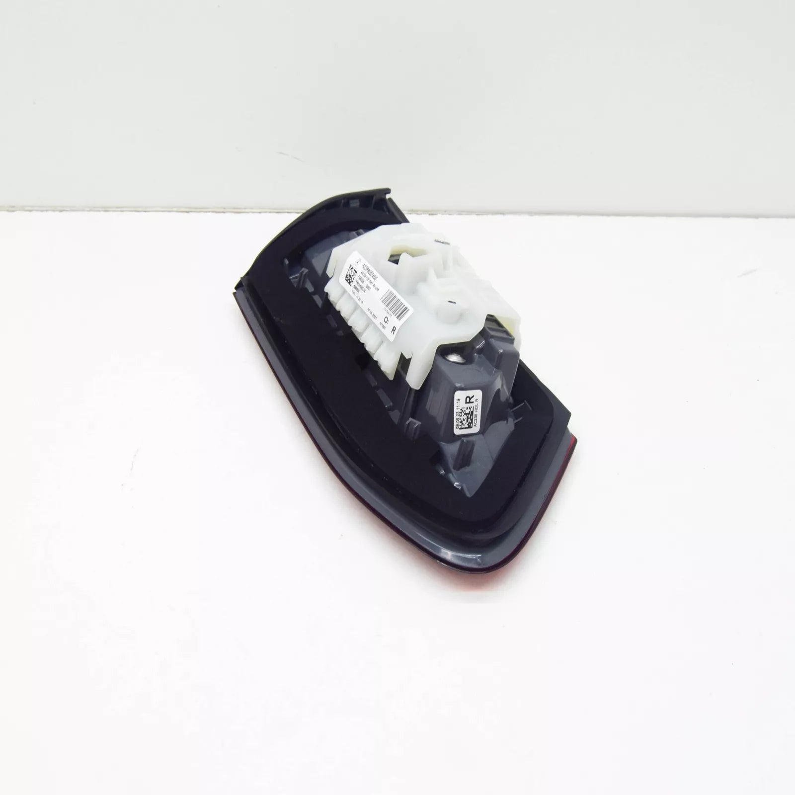 NEW MERCEDES-BENZ E COUPE C238 REAR RIGHT TAILGATE TAILLIGHT A2389062400