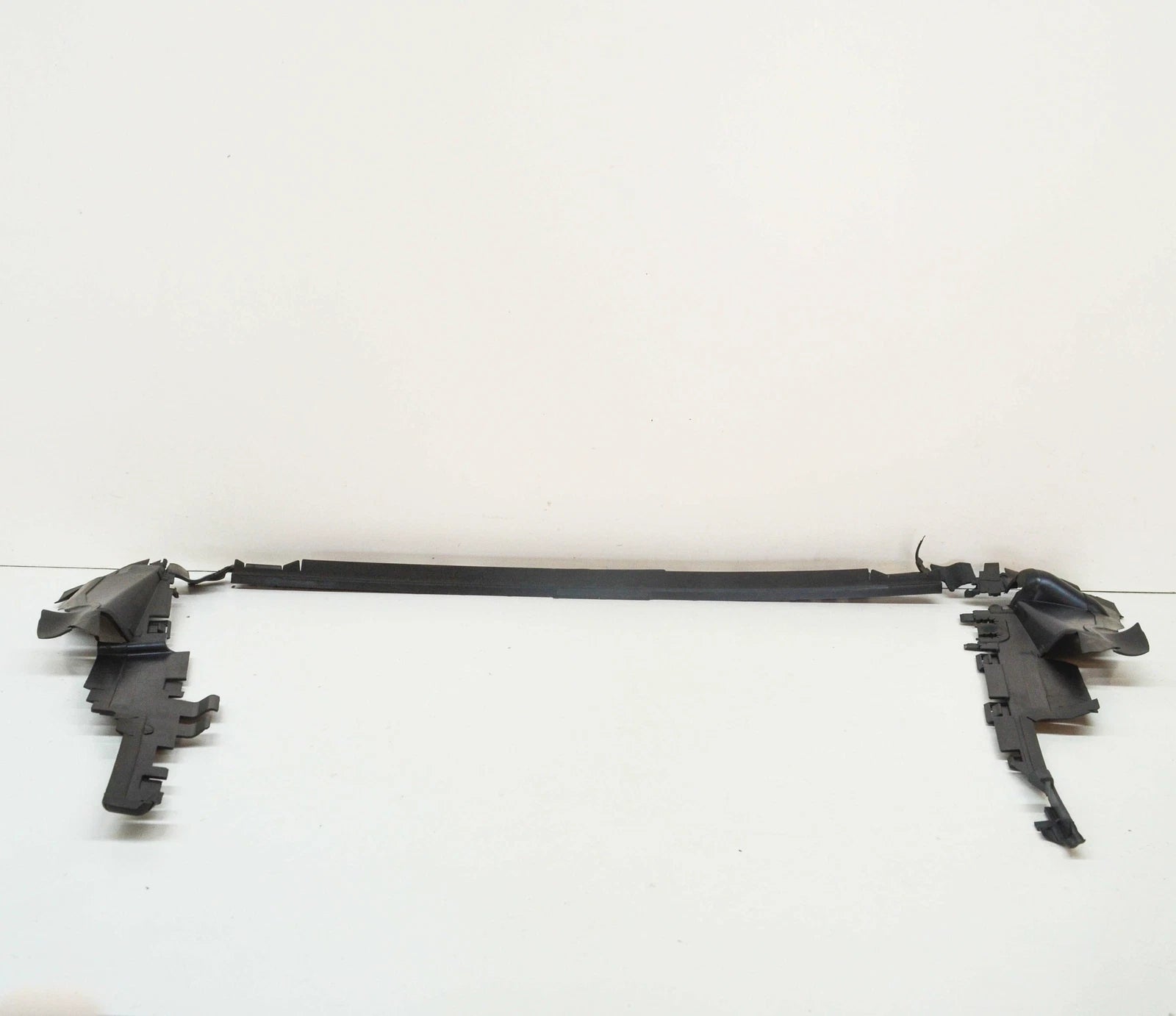 NEW MERCEDES-BENZ C W204 AMG RADIATOR TOP AIR DUCT A2045052230 ORIGINAL