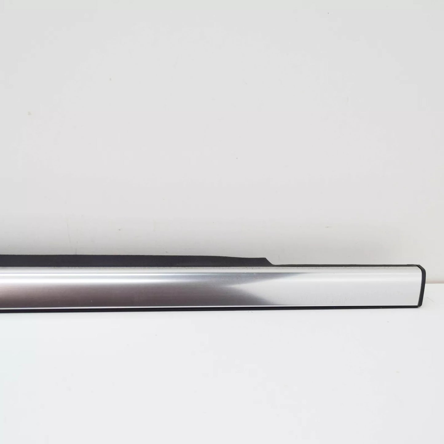 NEW MERCEDES-BENZ ML W164 FRONT LEFT DOOR WINDOW TRIM STRIP A1646907380 ORIGINAL