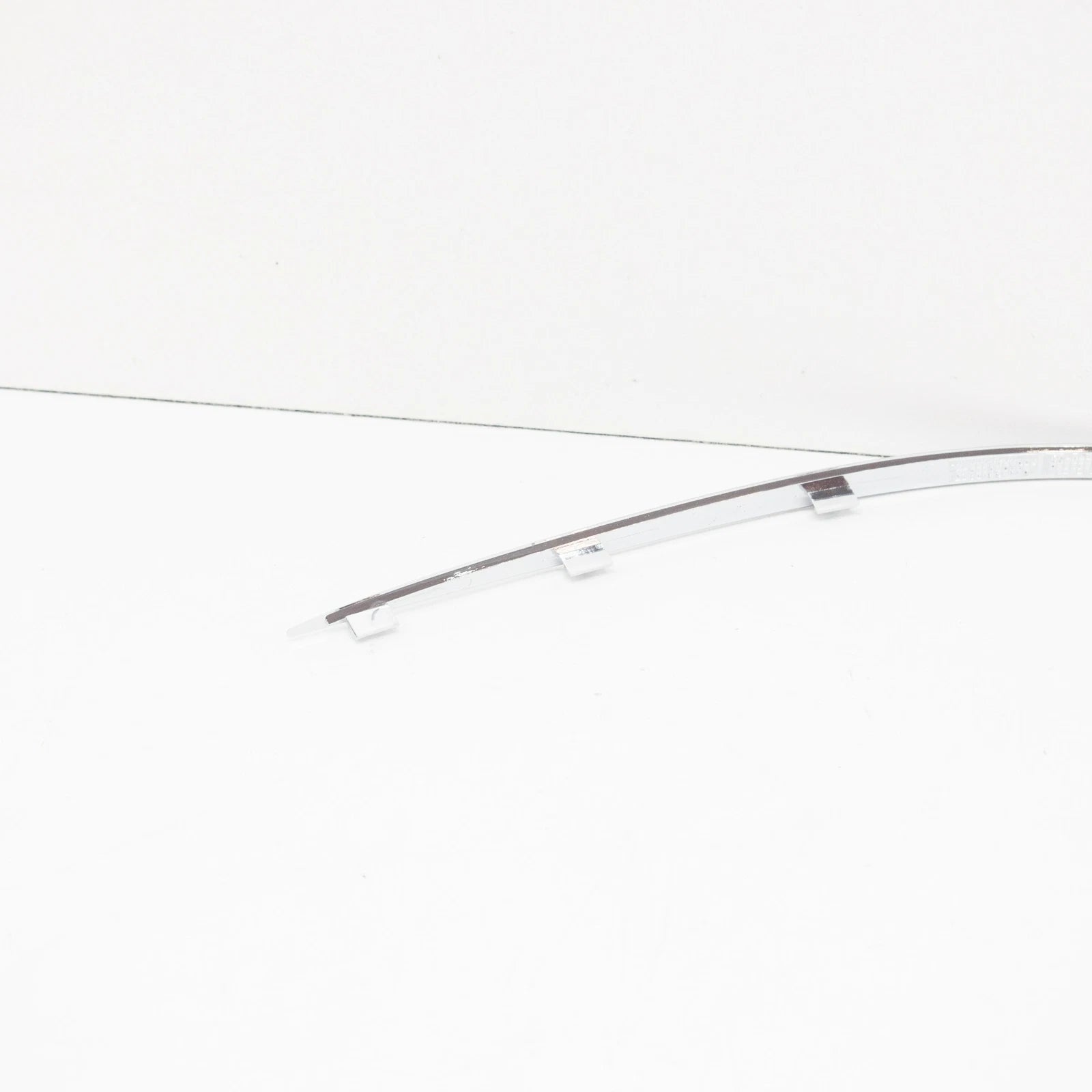 NEW MB E S211 FRONT BUMPER LEFT LOWER MOULDING A2118852321