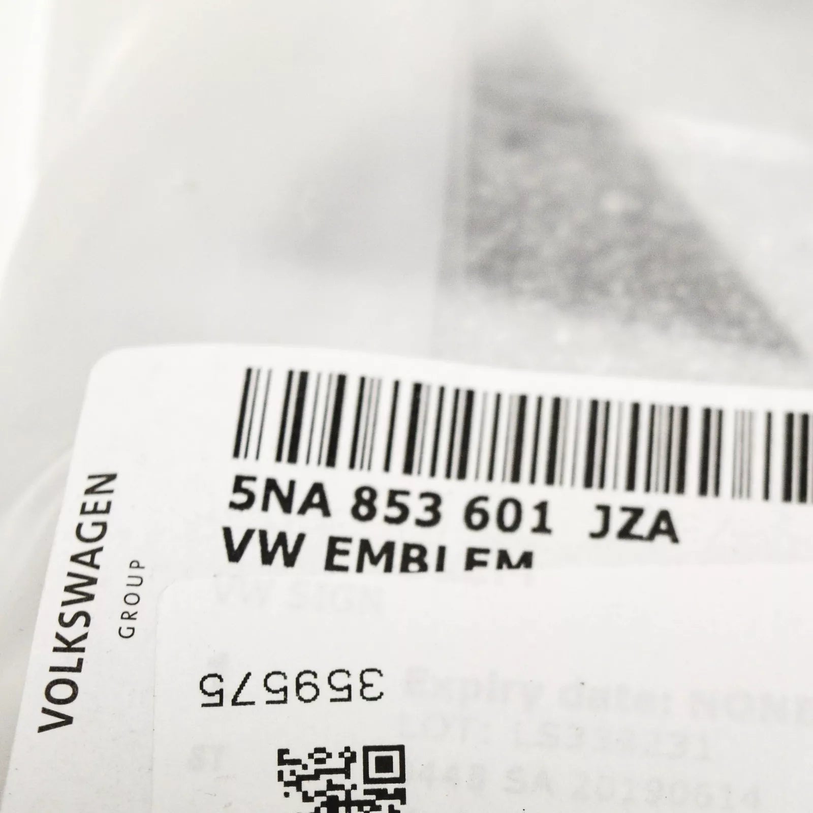 NEW VW TIGUAN MK2 FRONT BUMPER RADIATOR GRILLE EMBLEM BADGE 5NA853601JZA OEM