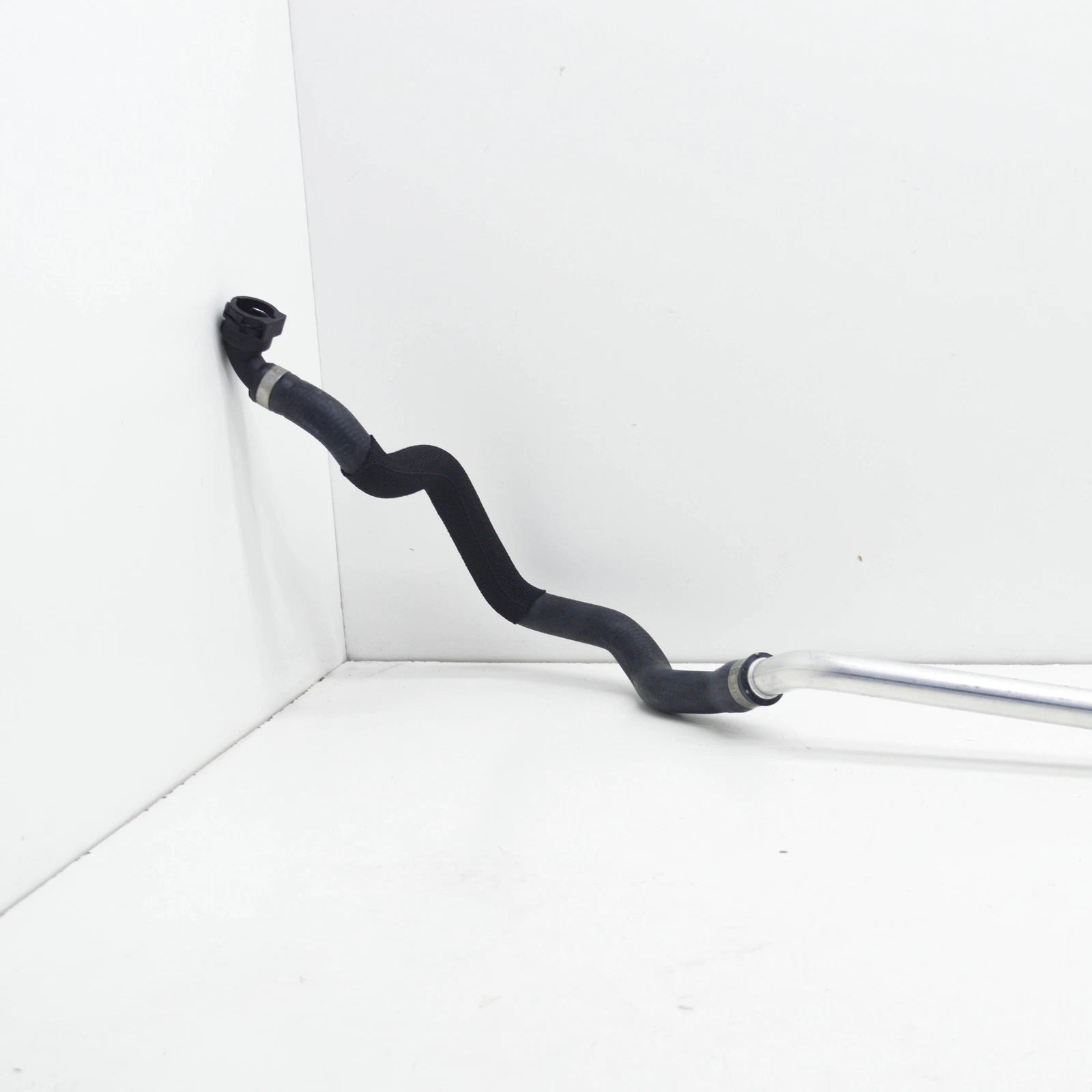 NEW BMW M5 F90 EXTERNAL RADIATOR COOLANT HOSE 17128747916 8747916 ORIGINAL