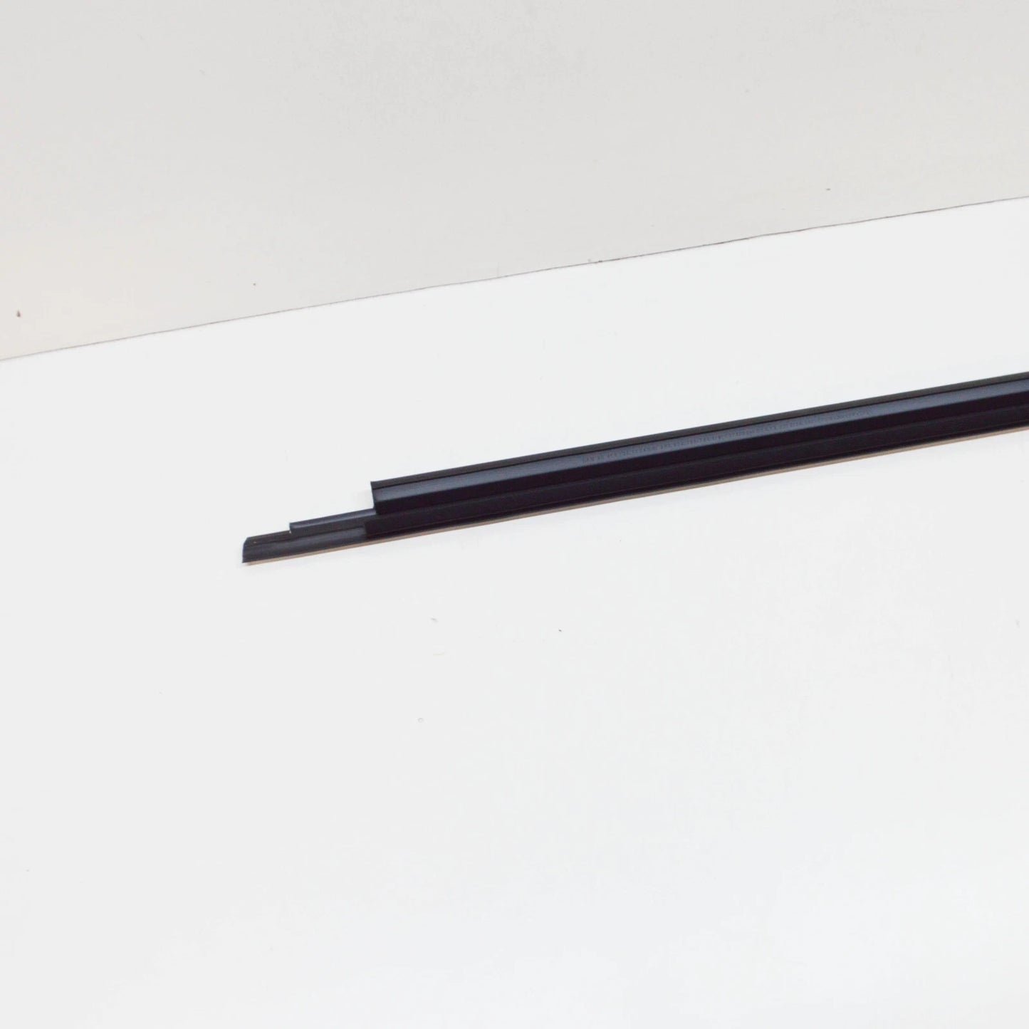 NEW AUDI Q5 8R FRONT RIGHT WINDOW SLOT SEAL WITH TRIM 8R0853284HT94 ORIGINAL