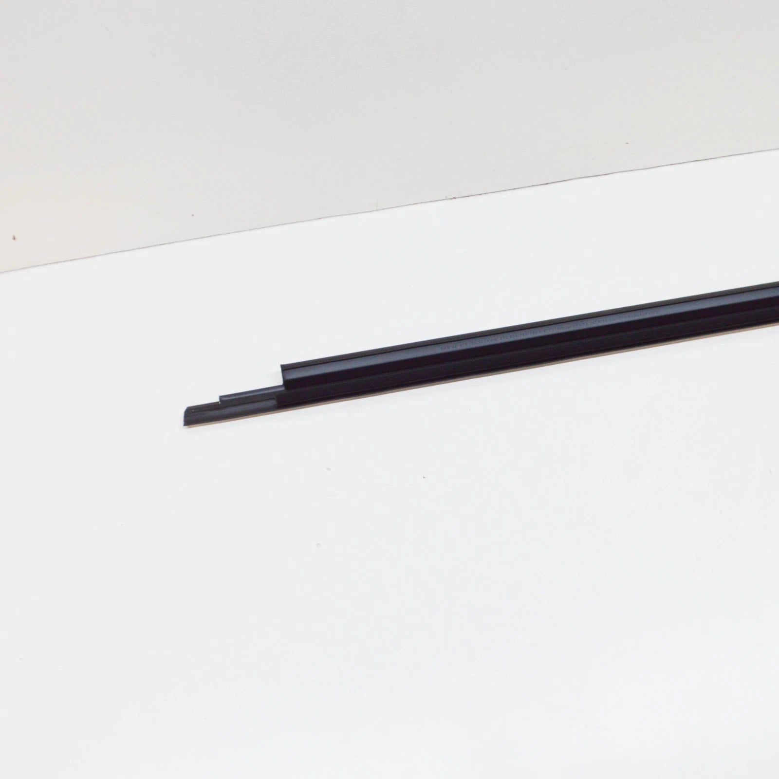 NEW AUDI Q5 8R FRONT RIGHT WINDOW SLOT SEAL WITH TRIM 8R0853284HT94 ORIGINAL