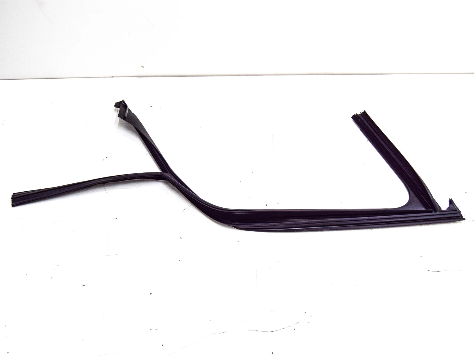 NEW MERCEDES-BENZ C W205 FRONT RIGHT DOOR WINDOW SEAL A2057256600 ORIGINAL