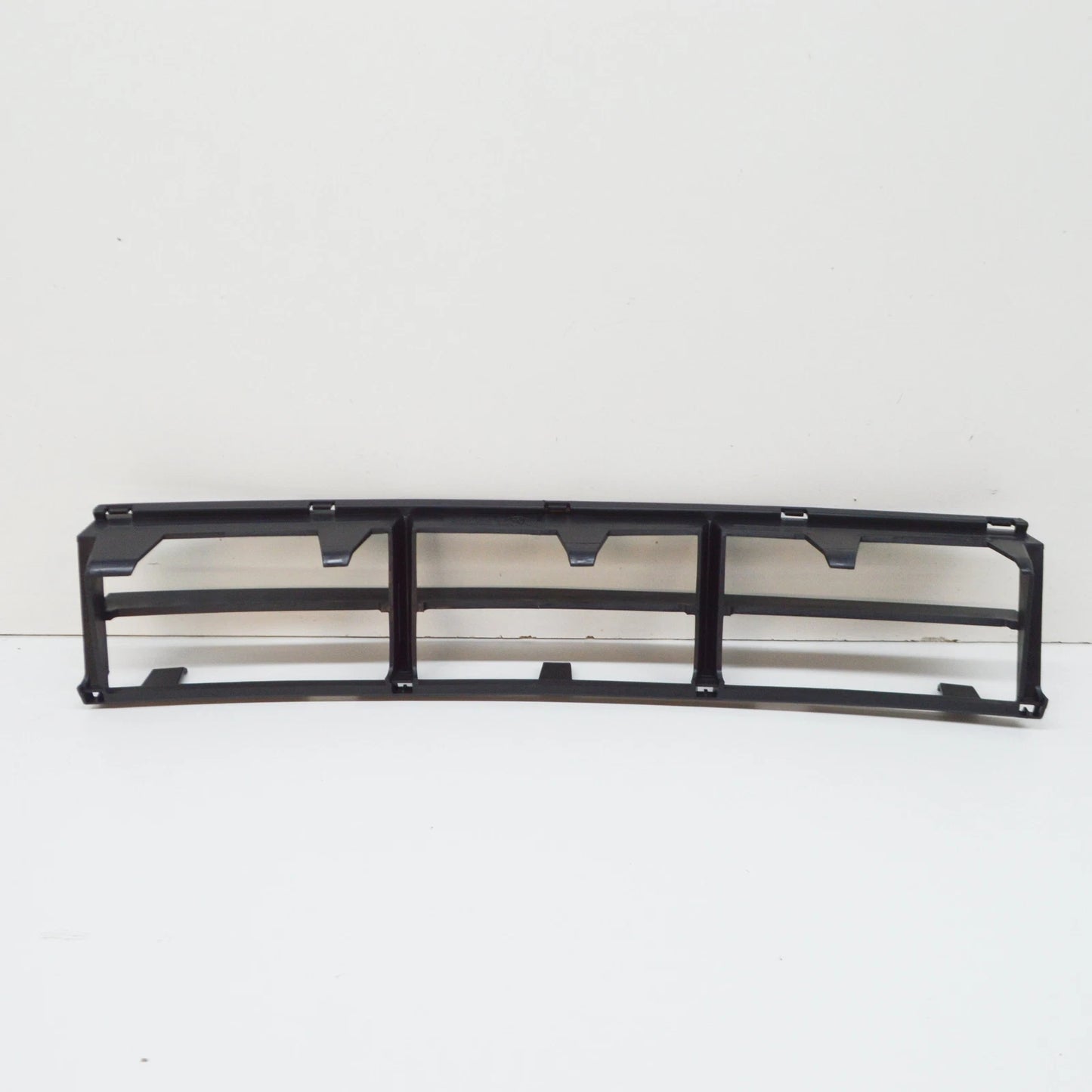 NEW BMW 5 E39 FRONT BUMPER LOWER CENTER GRILLE 51118235671 ORIGINAL