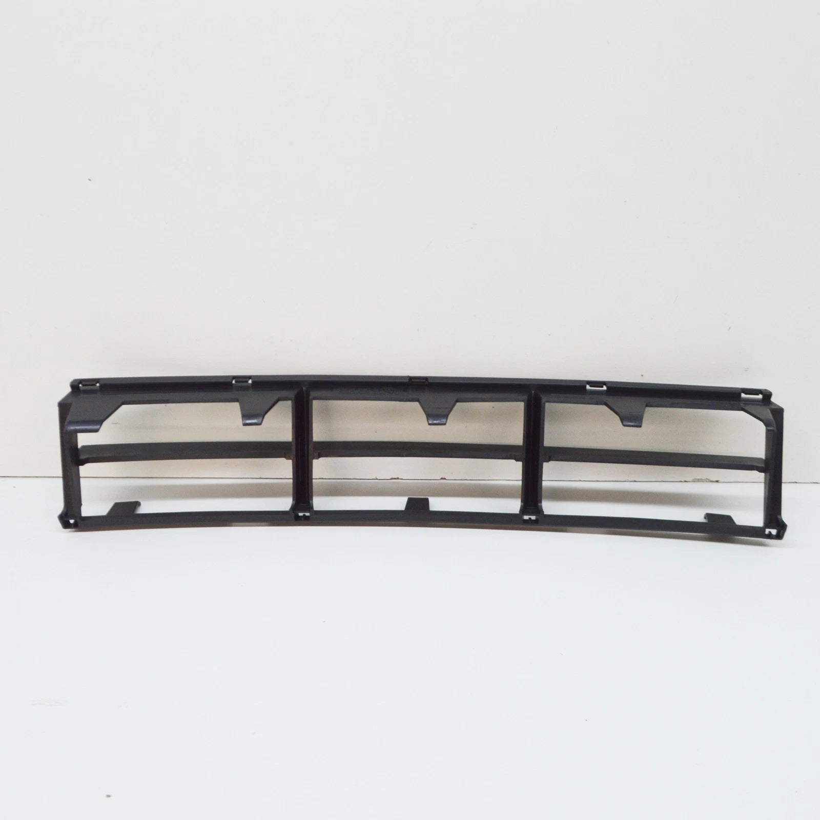 NEW BMW 5 E39 FRONT BUMPER LOWER CENTER GRILLE 51118235671 ORIGINAL