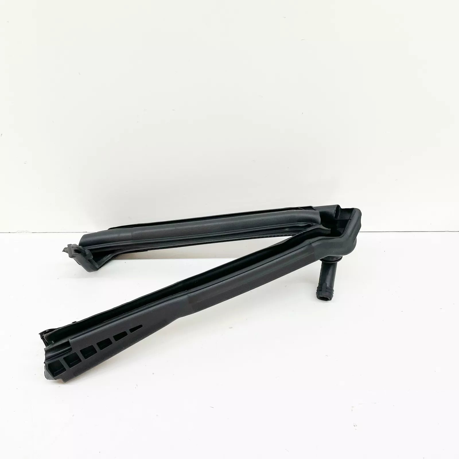 NEW MERCEDES-BENZ SLK R172 RIGHT RETRACTABLE ROOF SEALING A1727900498