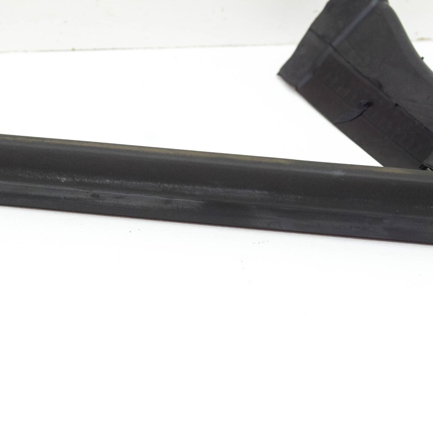 NEW MERCEDES-BENZ CLS C218 LEFT SIDE WHEELHOUSE MEMBER SEAL A2186280098 ORIGINAL