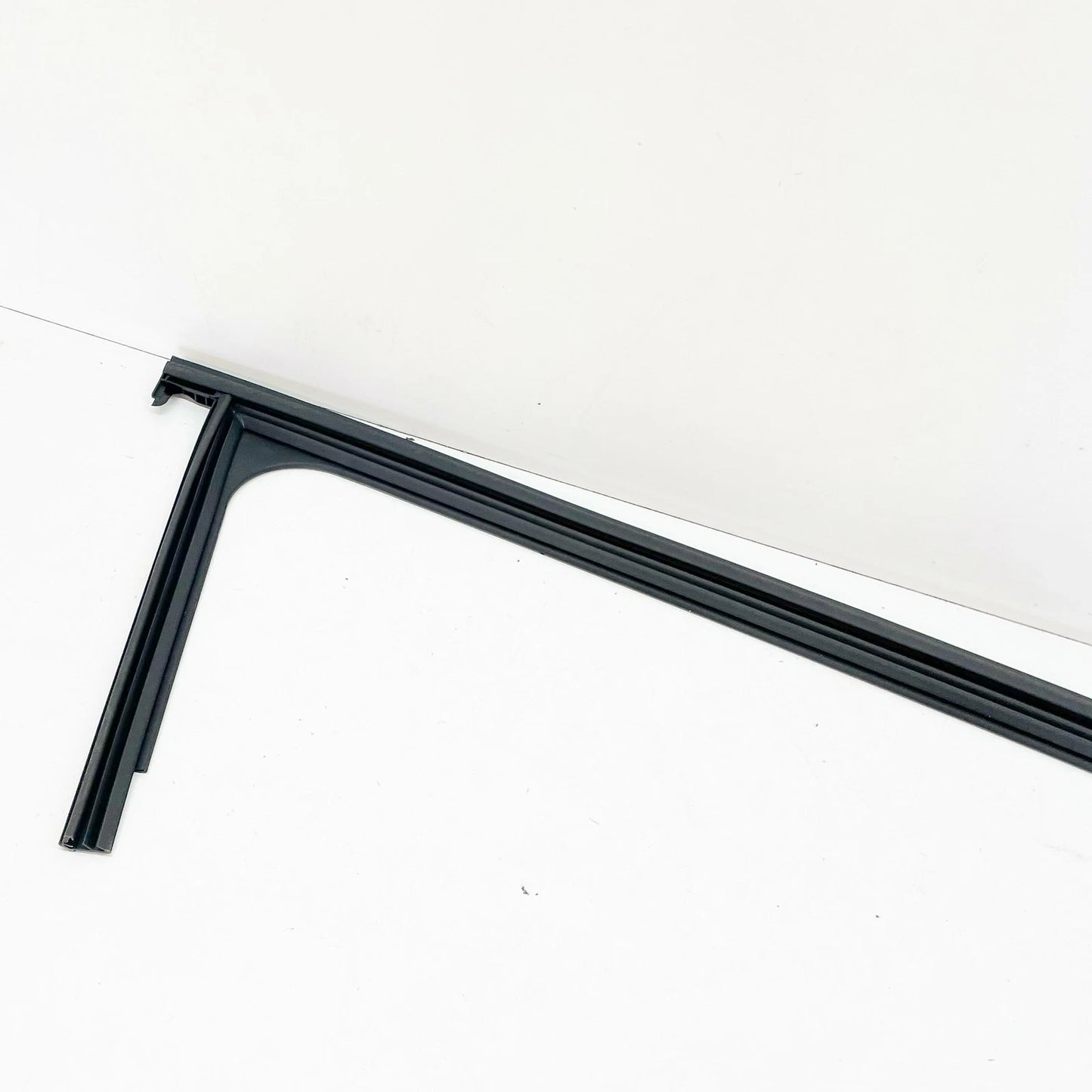 NEW MERCEDES-BENZ A W176 FRONT RIGHT DOOR WINDOW GUIDE RAIL A1767251200 ORIGINAL