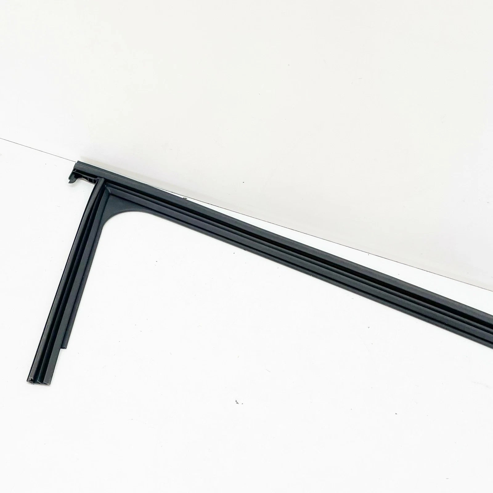 NEW MERCEDES-BENZ A W176 FRONT RIGHT DOOR WINDOW GUIDE RAIL A1767251200 ORIGINAL