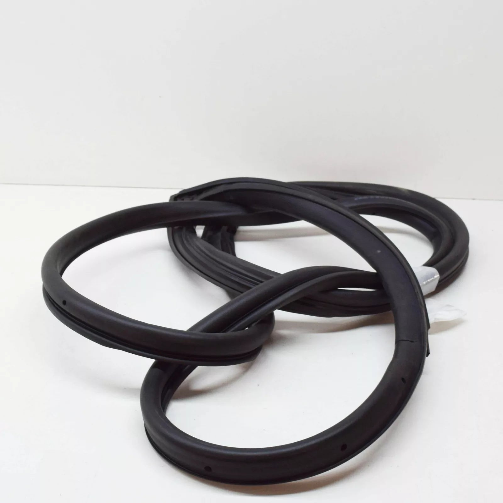 NEW MERCEDES-BENZ E-CLASS W211 FRONT LEFT DOOR SEAL A2117200178 ORIGINAL