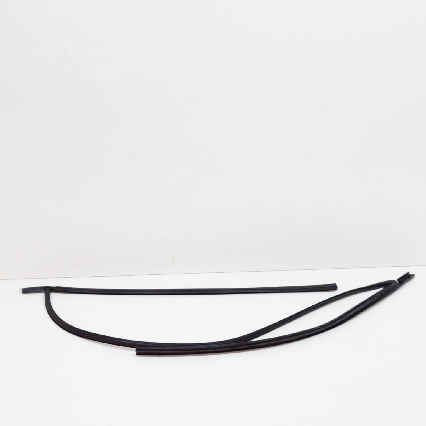 NEW BMW 8 E31 WINDSCREEN WEATHERSTRIP 51318108043 8108043 ORIGINAL