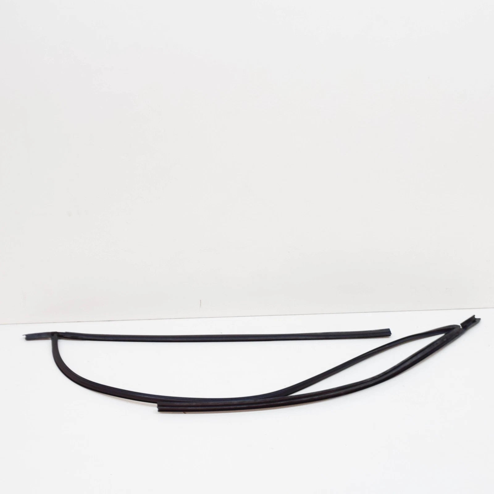 NEW BMW 8 E31 WINDSCREEN WEATHERSTRIP 51318108043 8108043 ORIGINAL