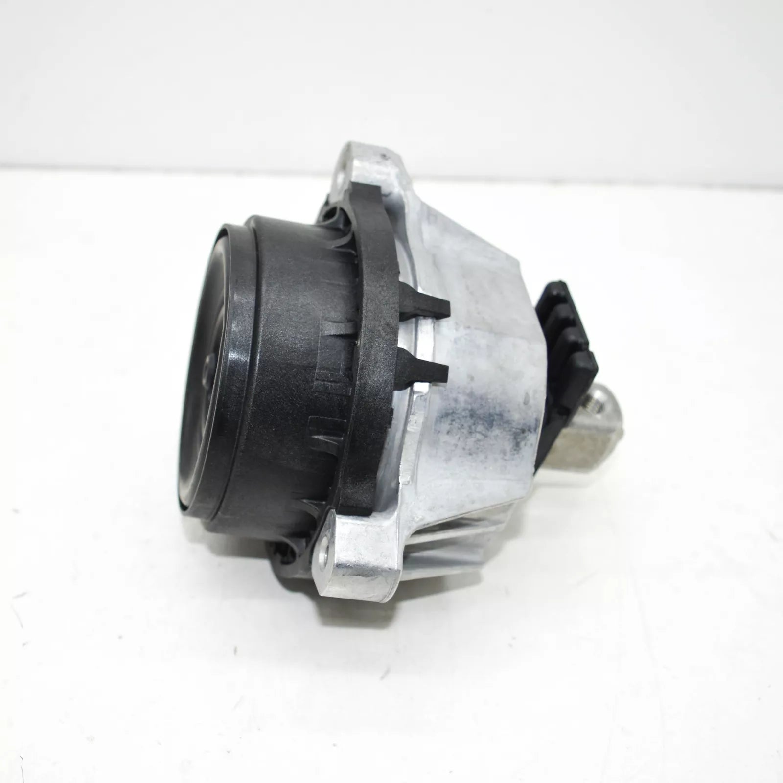 NEW BMW 5 G30 LEFT SIDE ENGINE MOUNT 22116860471 ORIGINAL