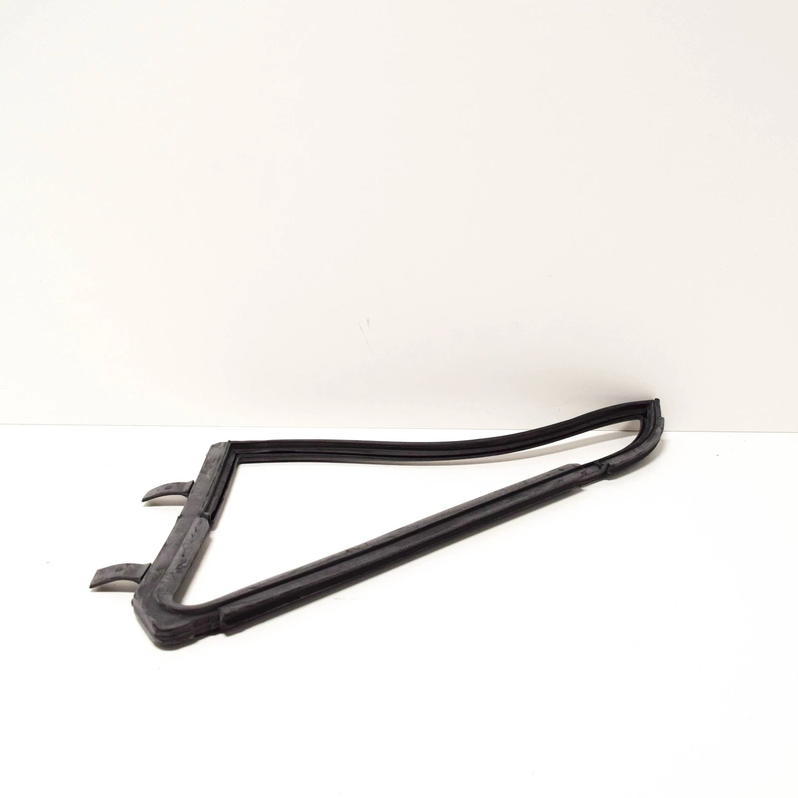 NEW BMW 1502 RIGHT VENT WINDOW GASKET 51321815012 1815012 ORIGINAL