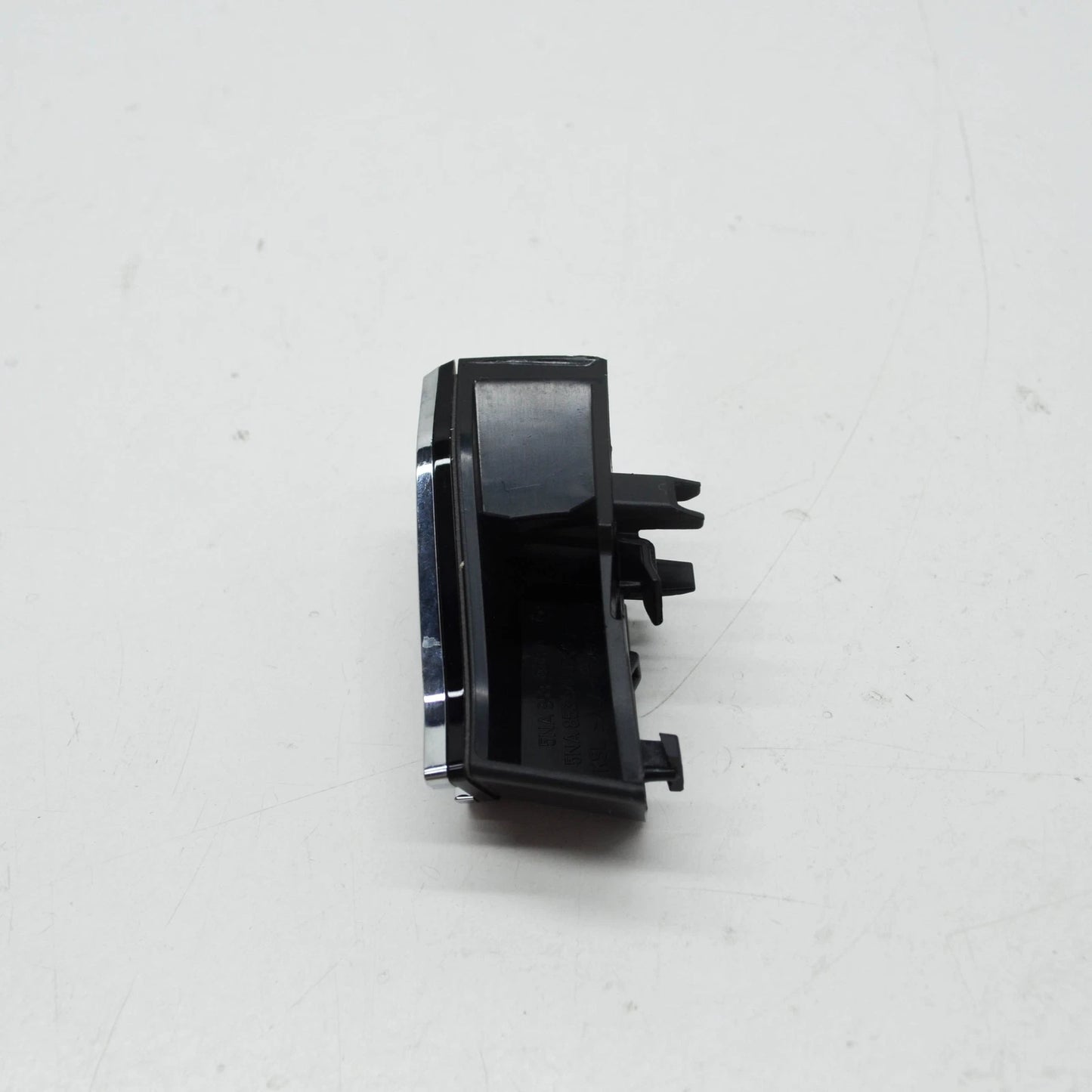 NEW VOLKSWAGEN TIGUAN AD FRONT R-LINE LETTERING LOGO BRACKET 5NA853948A