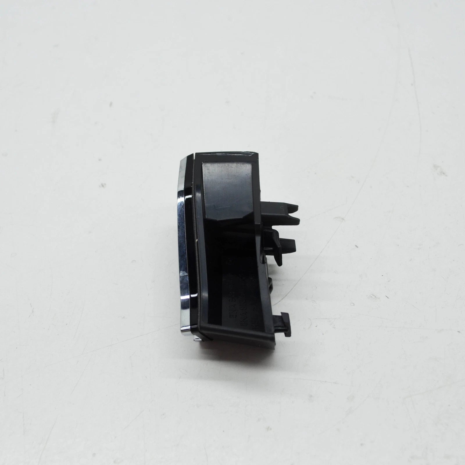 NEW VOLKSWAGEN TIGUAN AD FRONT R-LINE LETTERING LOGO BRACKET 5NA853948A