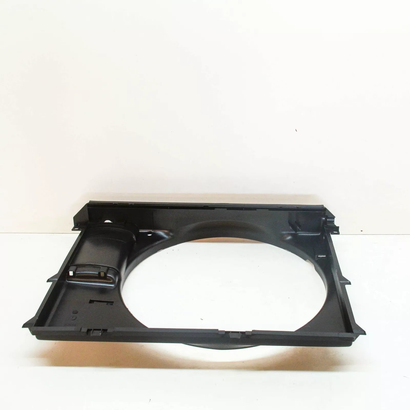 NEW BMW 5 E39 RADIATOR FAN SHROUD 17101440252 1440252 ORIGINAL