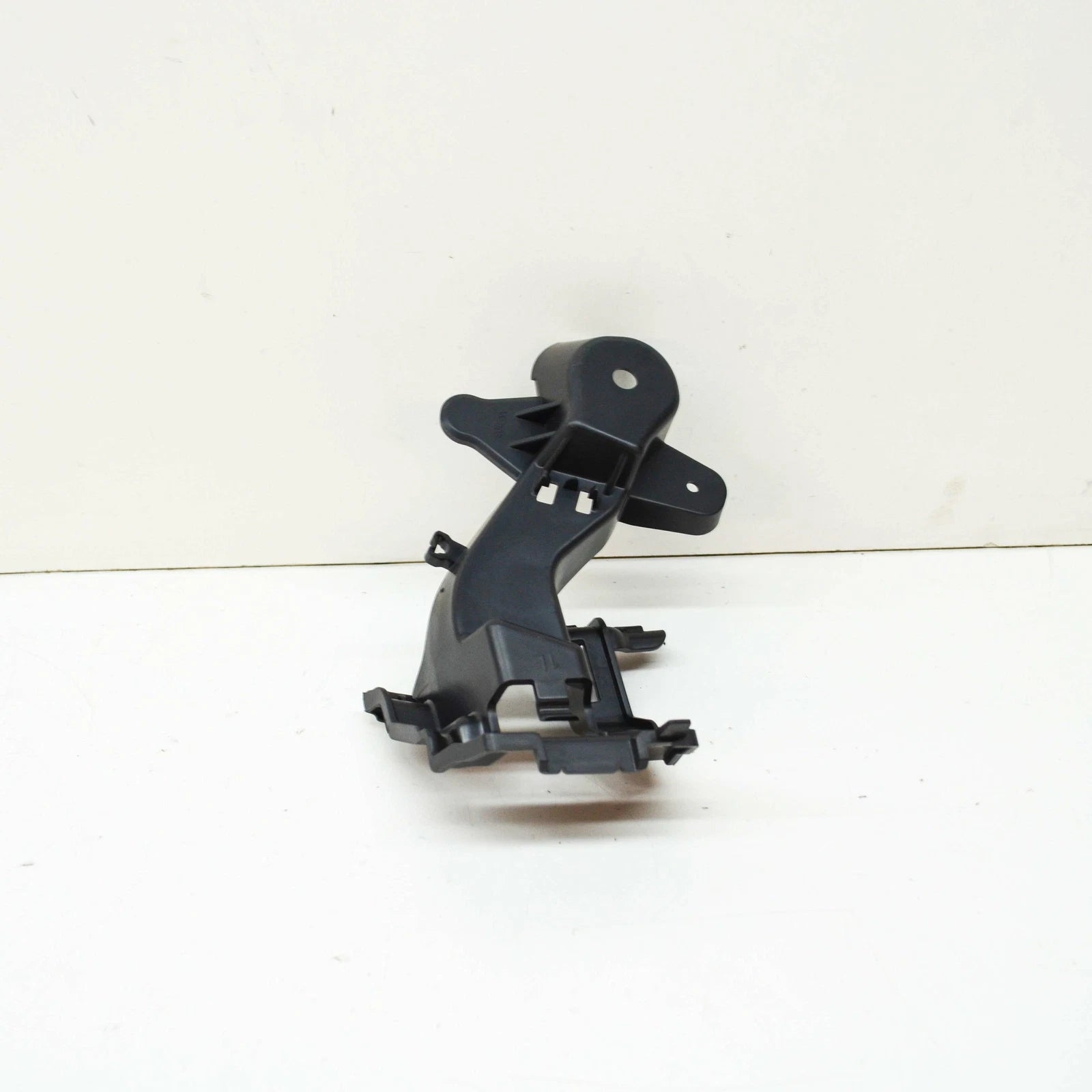 NEW MERCEDES-BENZ C W205 REAR LEFT BUMPER BRACKET A2058850314