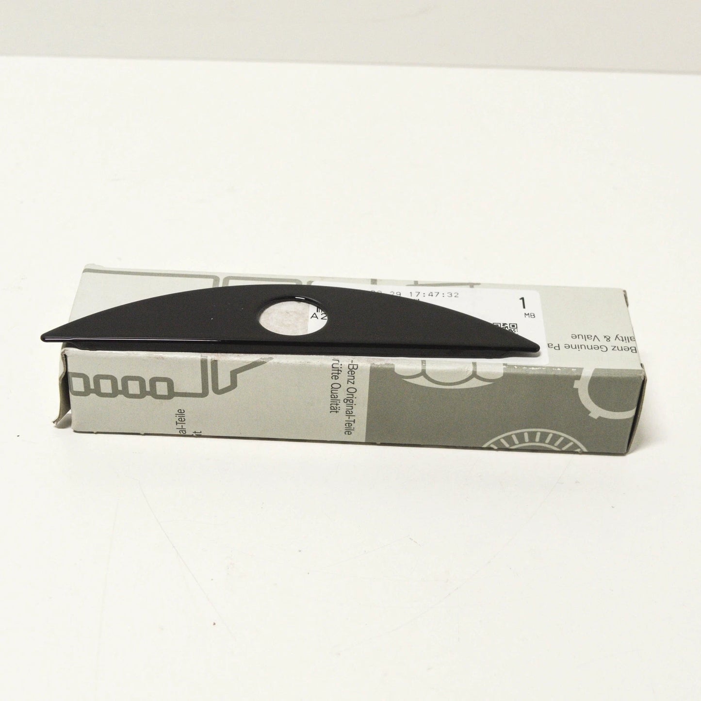 NEW MB E-CLASS W211 REAR WINDSHIELD LOWER GLASS COVER A211742013064