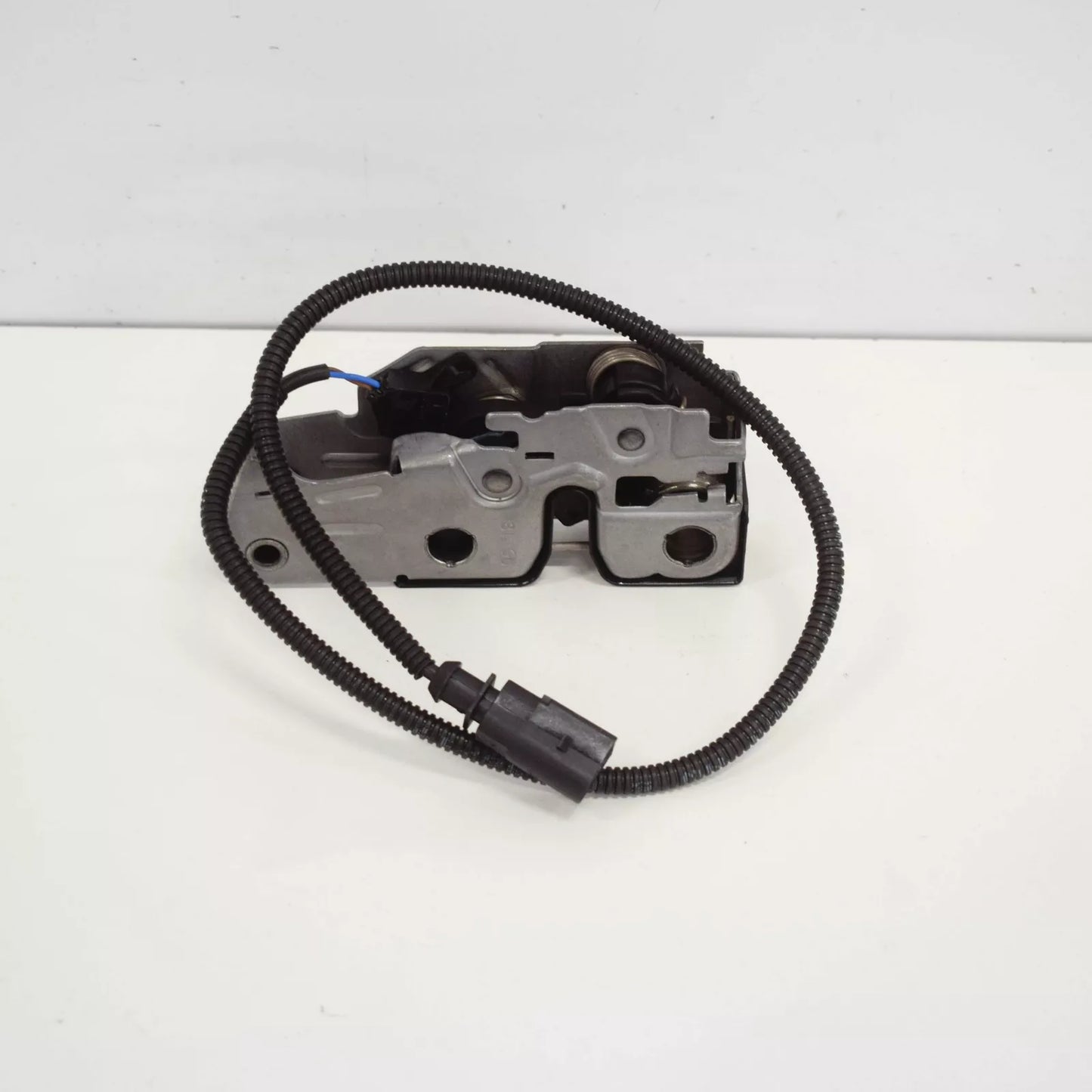 NEW VW TIGUAN 5N MK1 FRONT HOOD LOCK LOWER PART 5N0823509C ORIGINAL